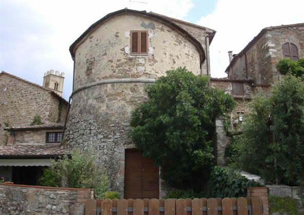 Montemerano - Torrione mura esterne